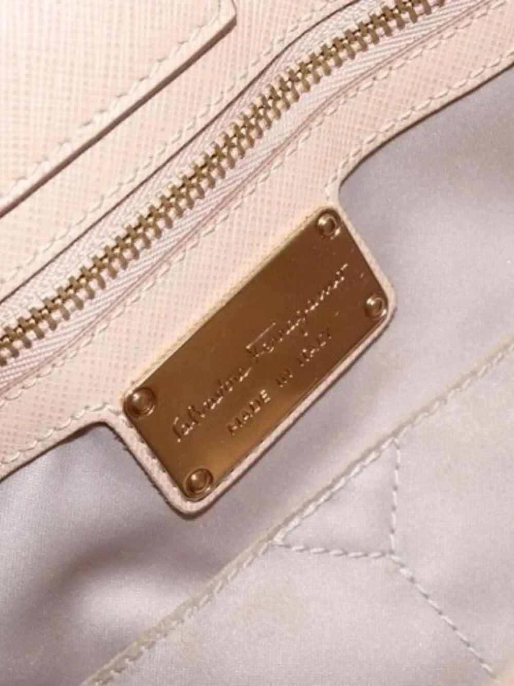 Salvatore Ferragamo Shoulder Bag Leather Gold Beige Auth ka111